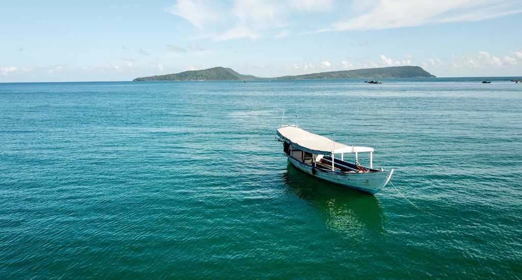 White long tail boat