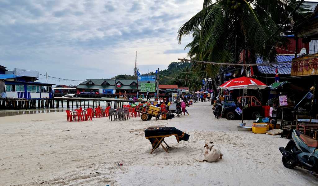 Restaurants on the beach in Koh Rong